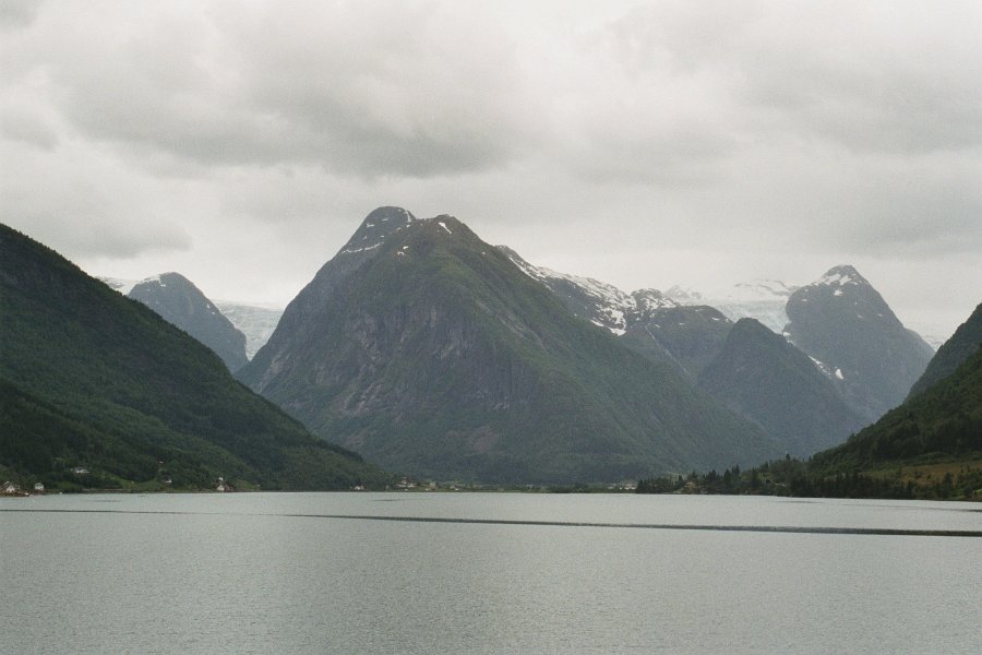 2003060621 fjaerlandfjord fjaerland